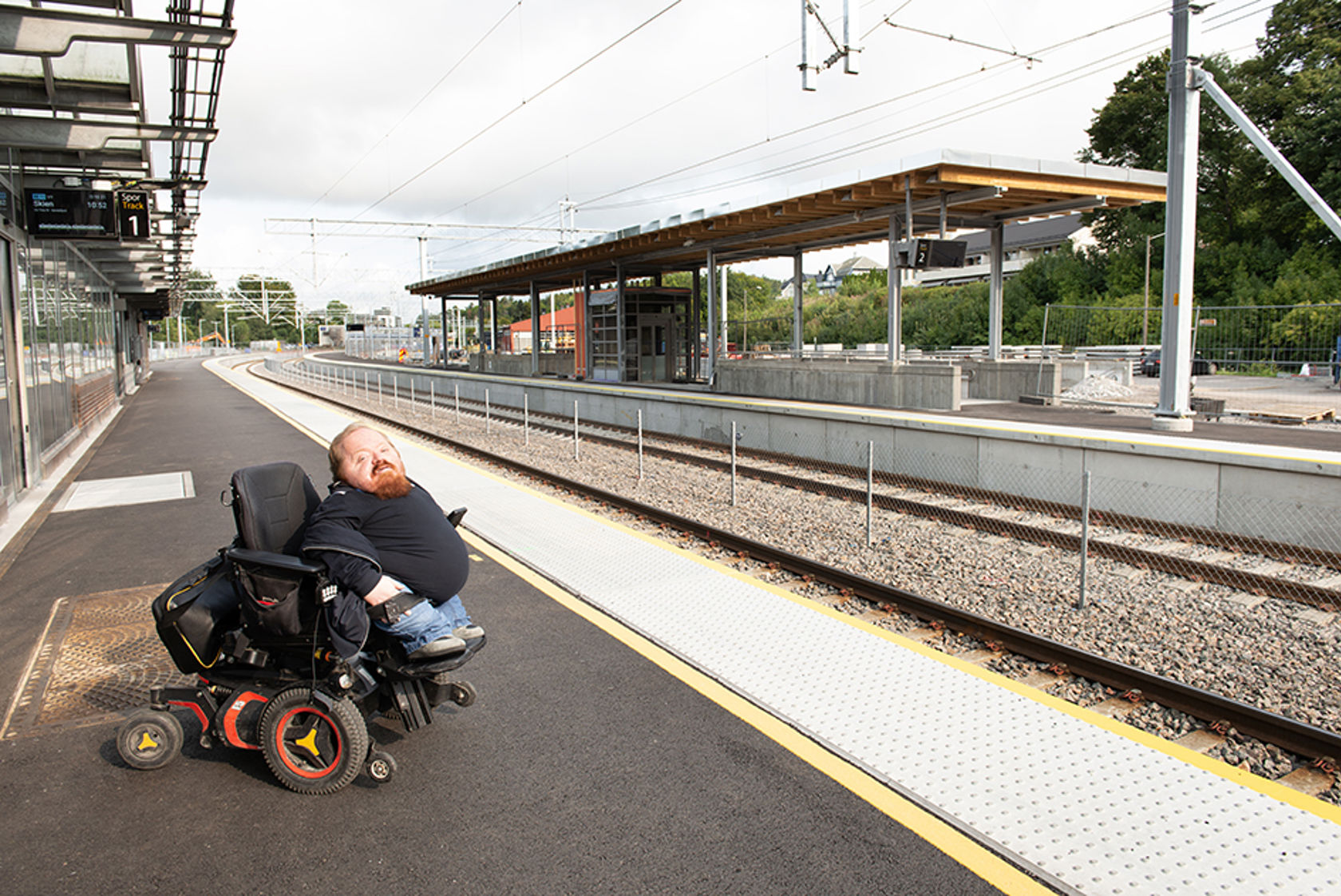 Mann i rullestol på stasjon