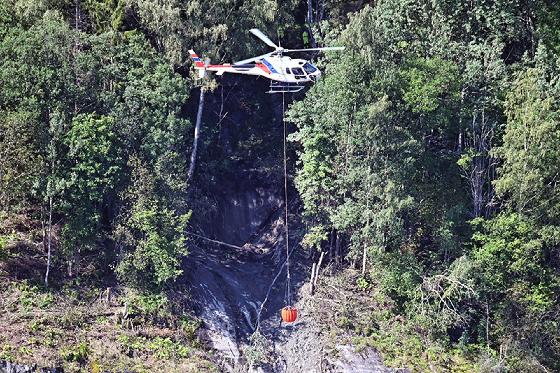 Et helikopter stresstester terrenget ved Skotselv