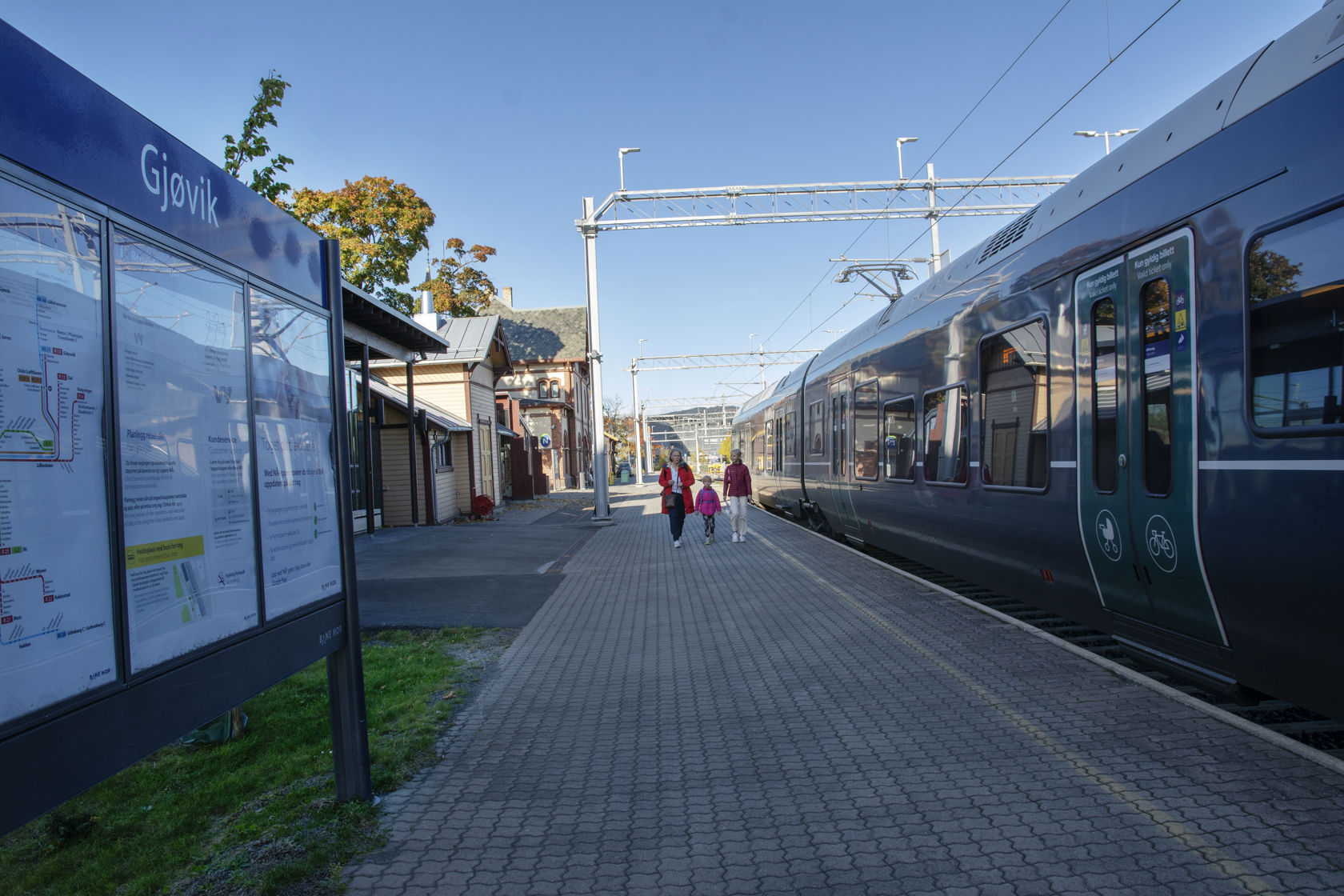 Reisende på Gjøvik stasjon