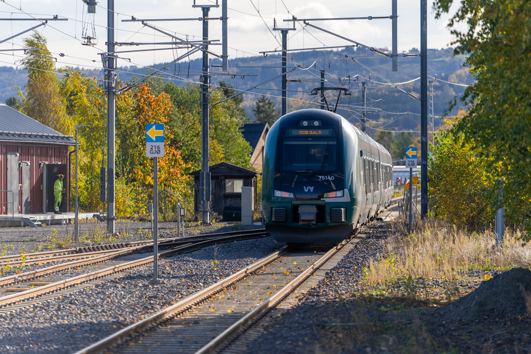 Tog foran ERTMS-skilt ved Gjøvik stasjon