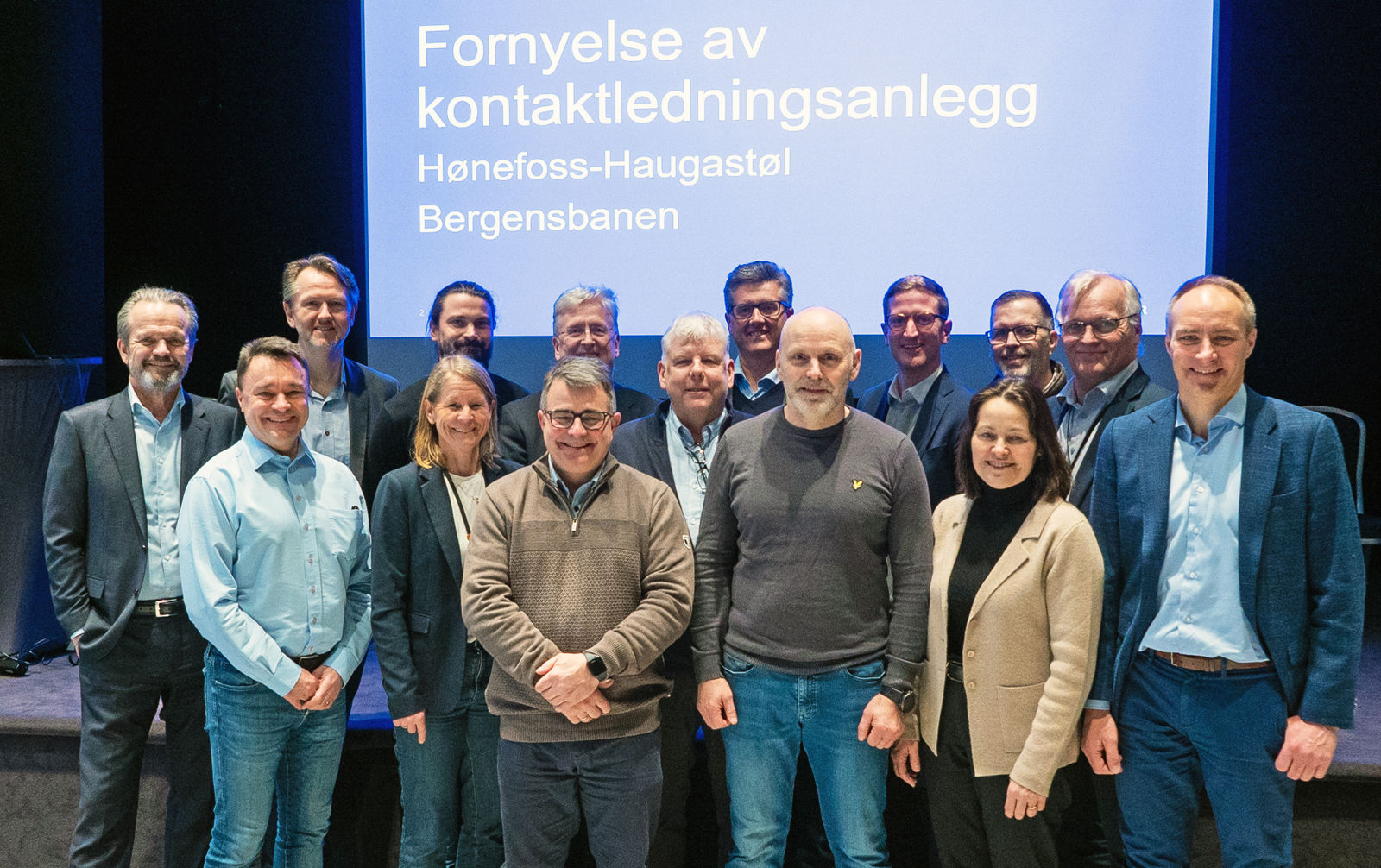 Gruppebilde av folk som har signert kontrakt for prosjekt på Bergensbanen.