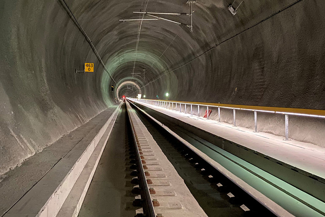 Bildet er tatt inne i en ny jernbanetunnel før den har åpnet for jernbanetrafikk