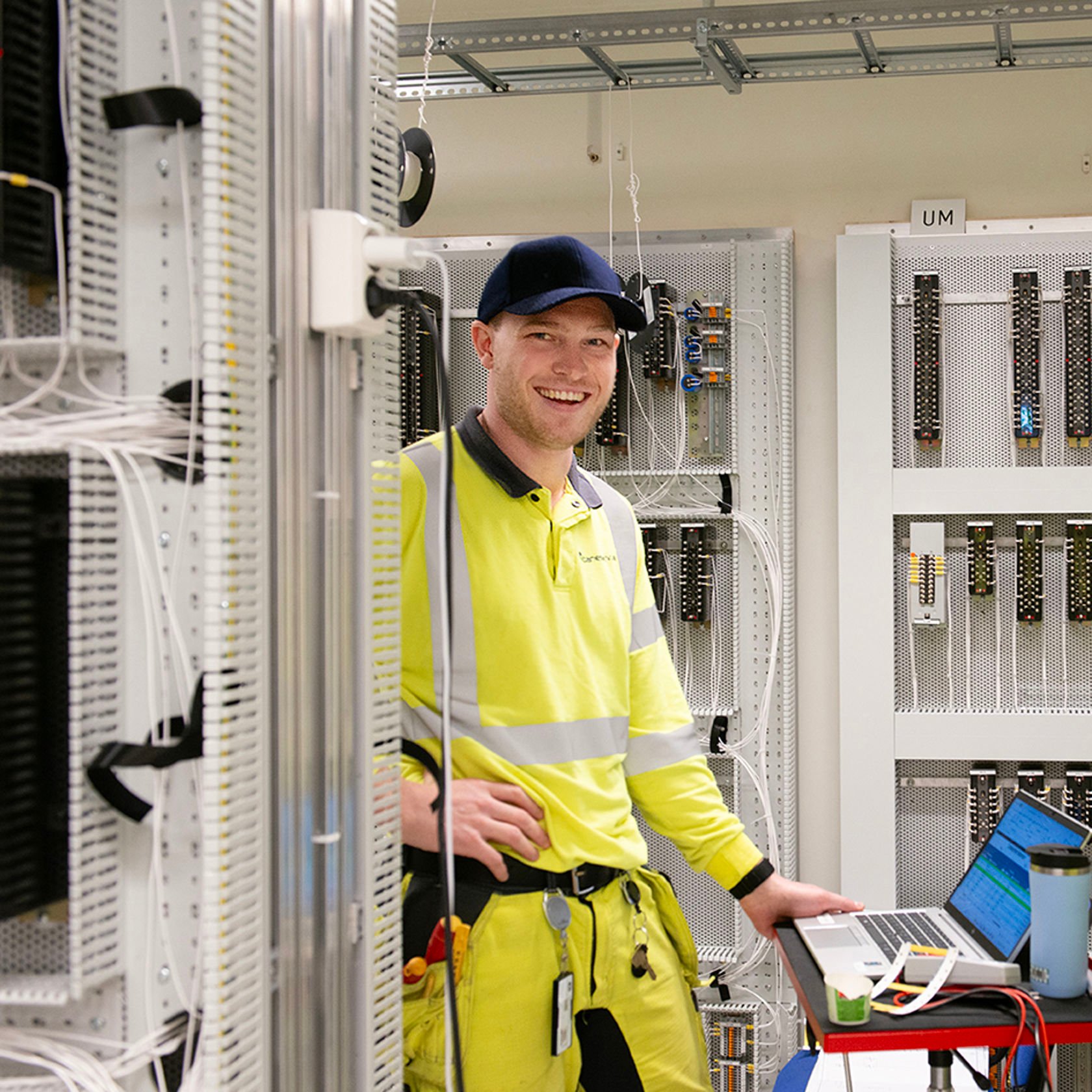 Smilende mann i signalrom