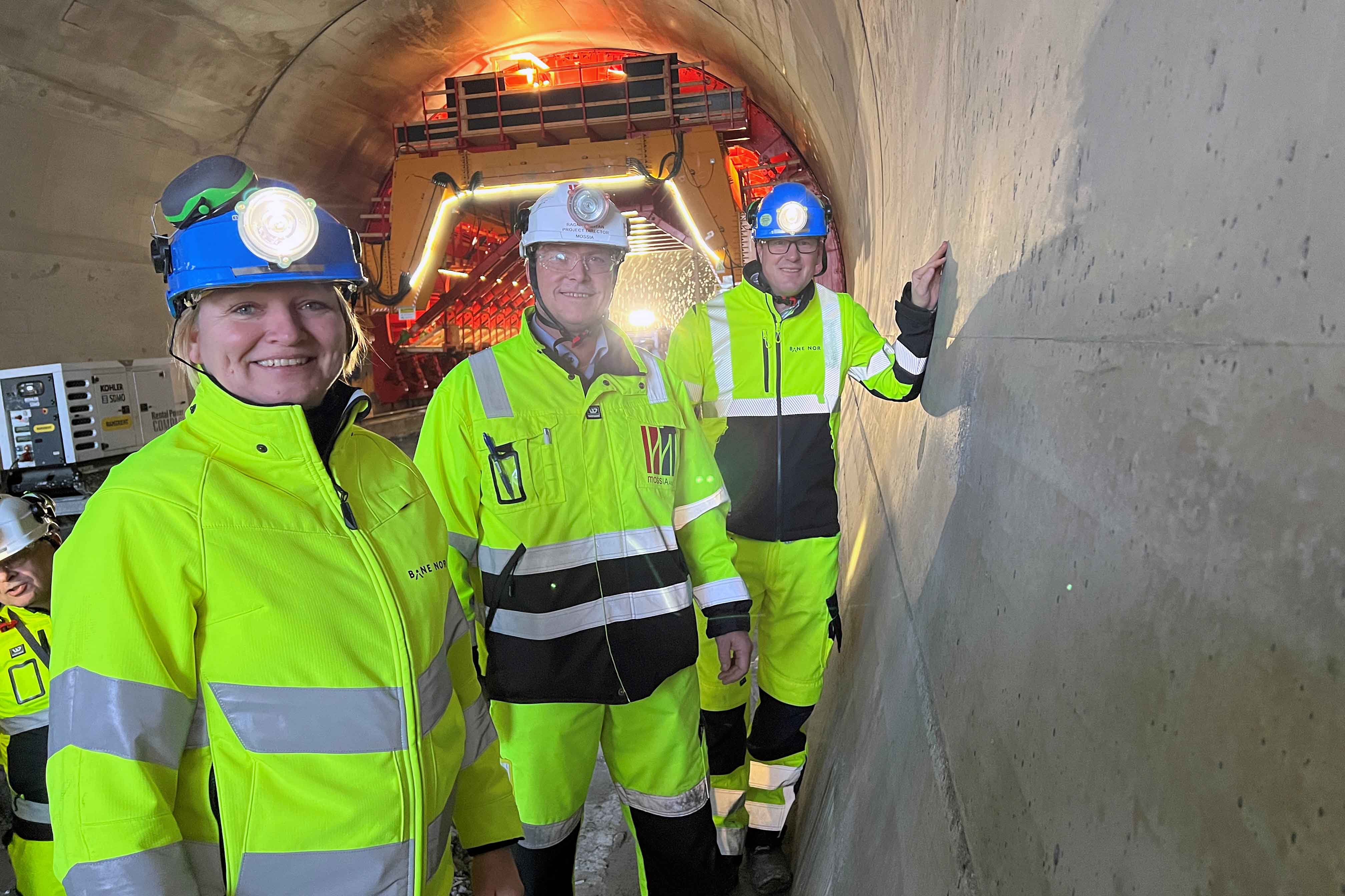 De første seksjonene med betong er støpt i Mossetunnelen. Her inspisert av utbyggingsdirektør for område Øst, Bettina Sandvin, sammen med Ragnar Reitan, project director MossIA og Eirik Harding Hansen, prosjektsjef i Bane NOR. Foto: Øystein Stavdal Paulsen, Bane NOR