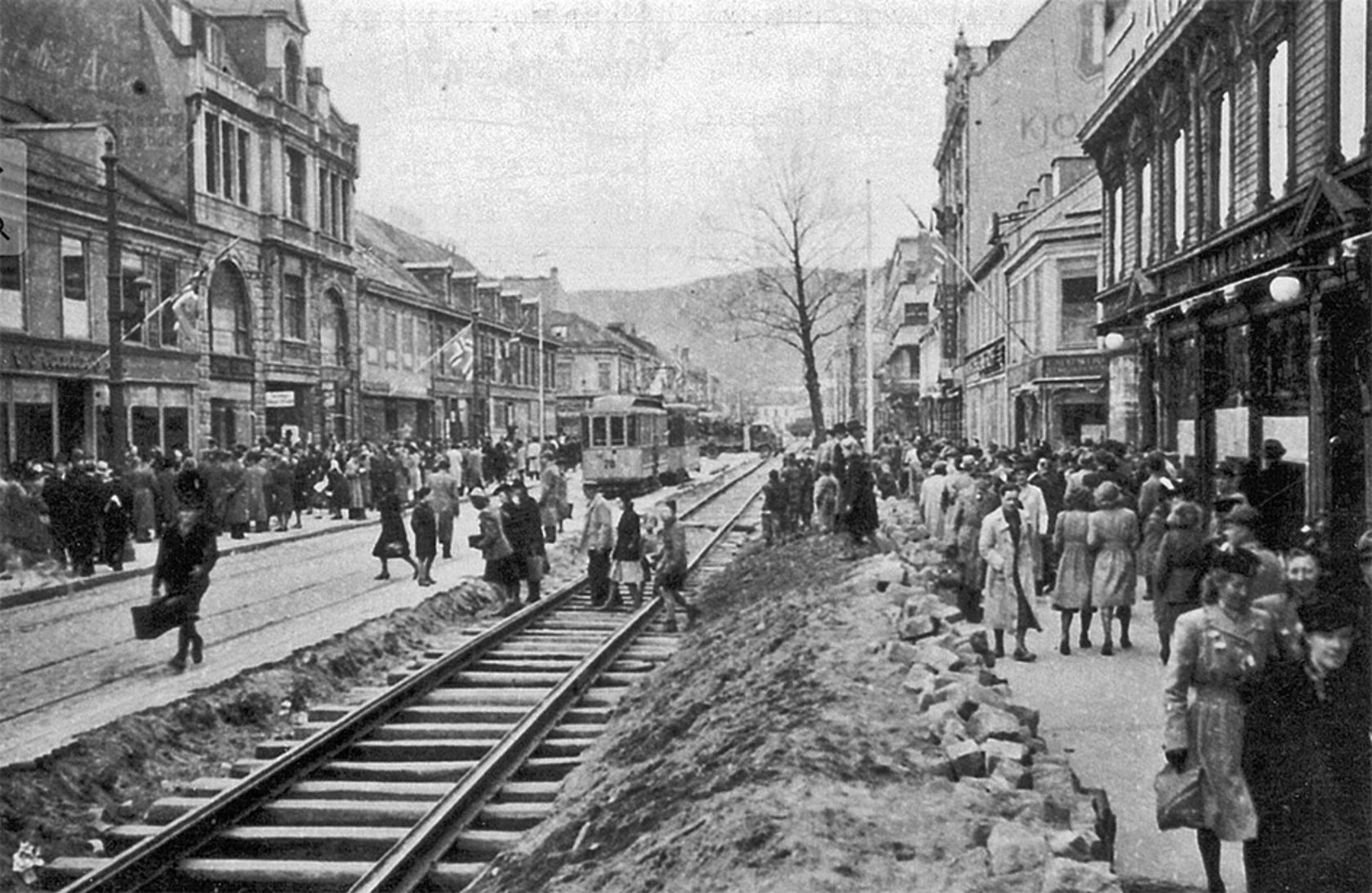 Svart/hvitt-bildet viser jernbanespor i Olav Trygvasons gate  den 10. mai 1945