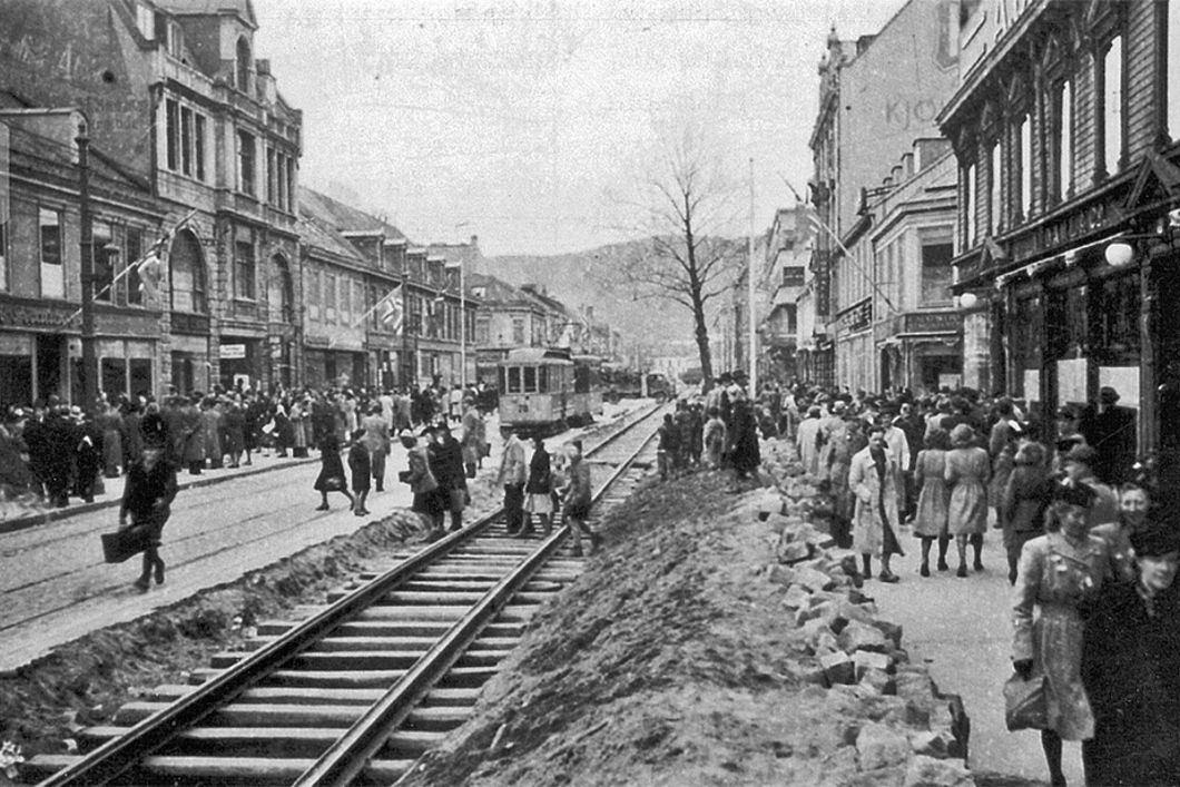 Svart/hvitt-bildet viser jernbanespor i Olav Trygvasons gate  den 10. mai 1945