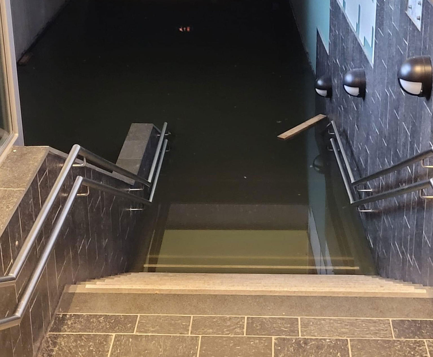 Flomvann i undergangen på Eidsvoll stasjon