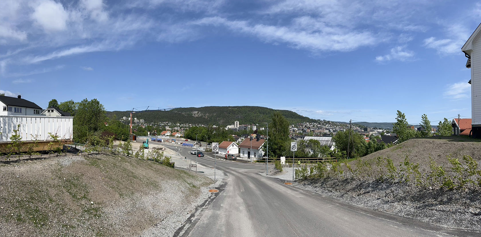 Utsikt fra Strømbakken ned mot området med byggegrop.