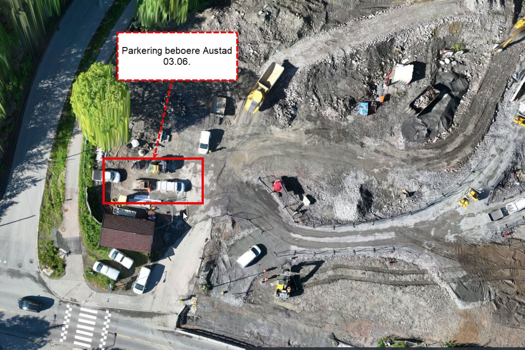 Dronefoto som viser området hvor biler kan parkeres.