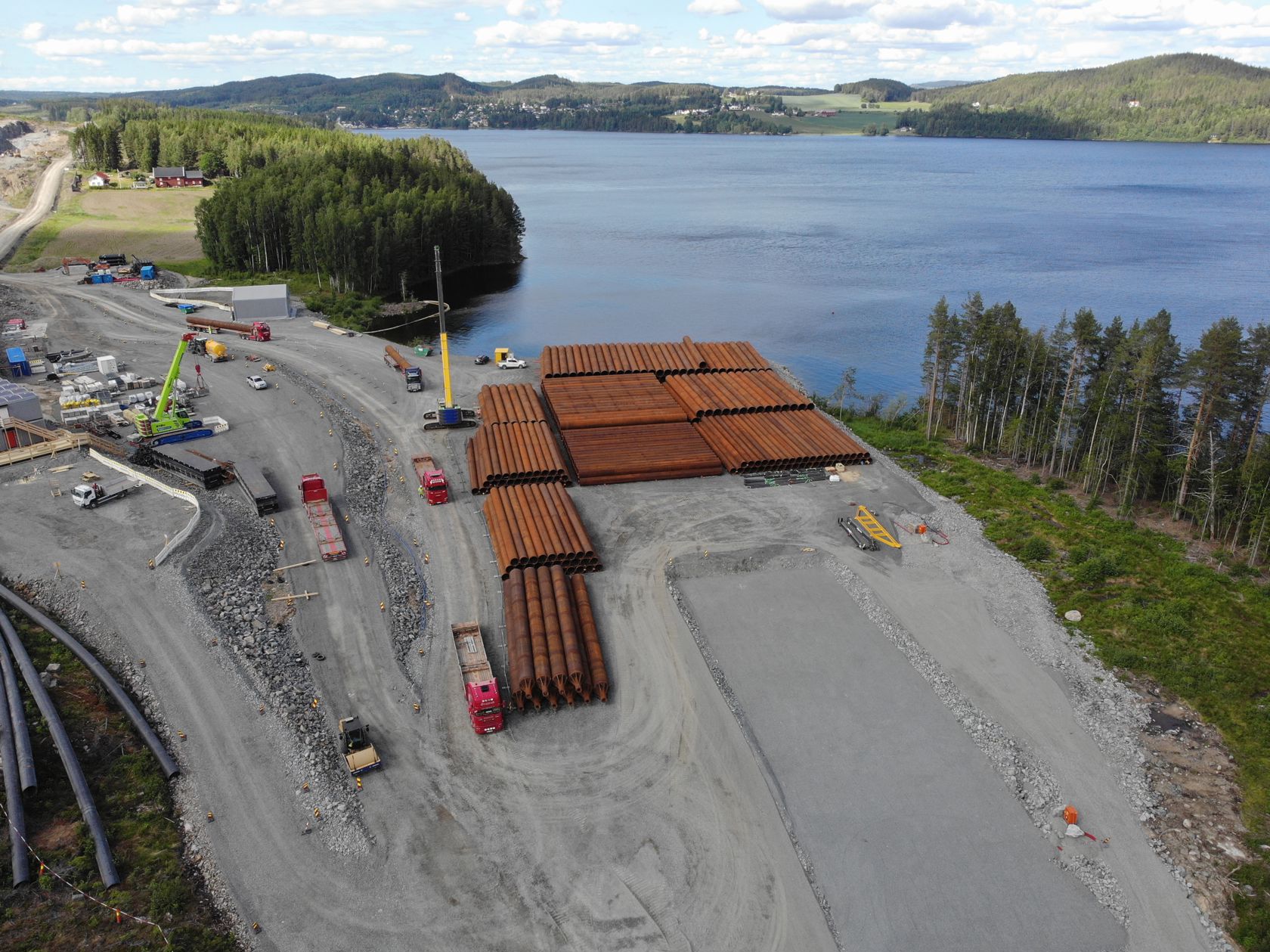Til sammen nesten 7 000 meter stålrør ligger lastet opp på anleggsområdet.