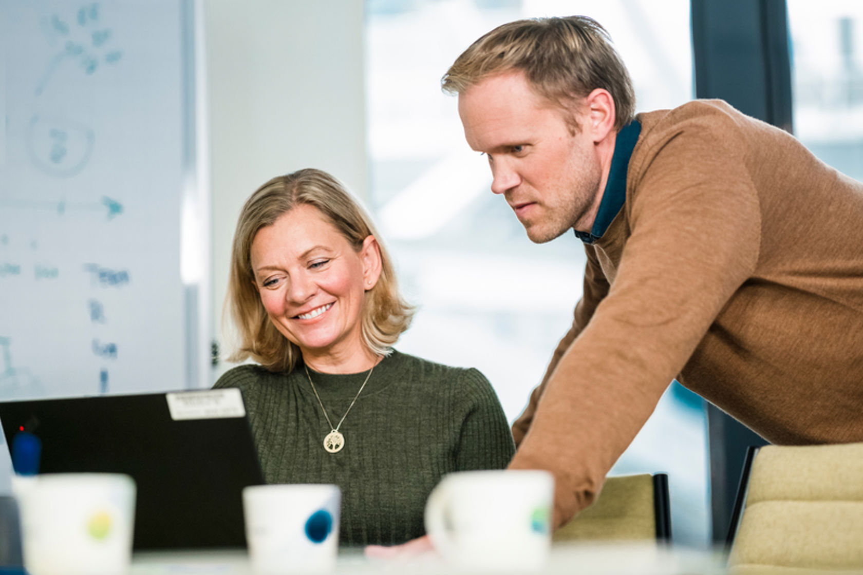 To personer jobber sammen på kontor. 