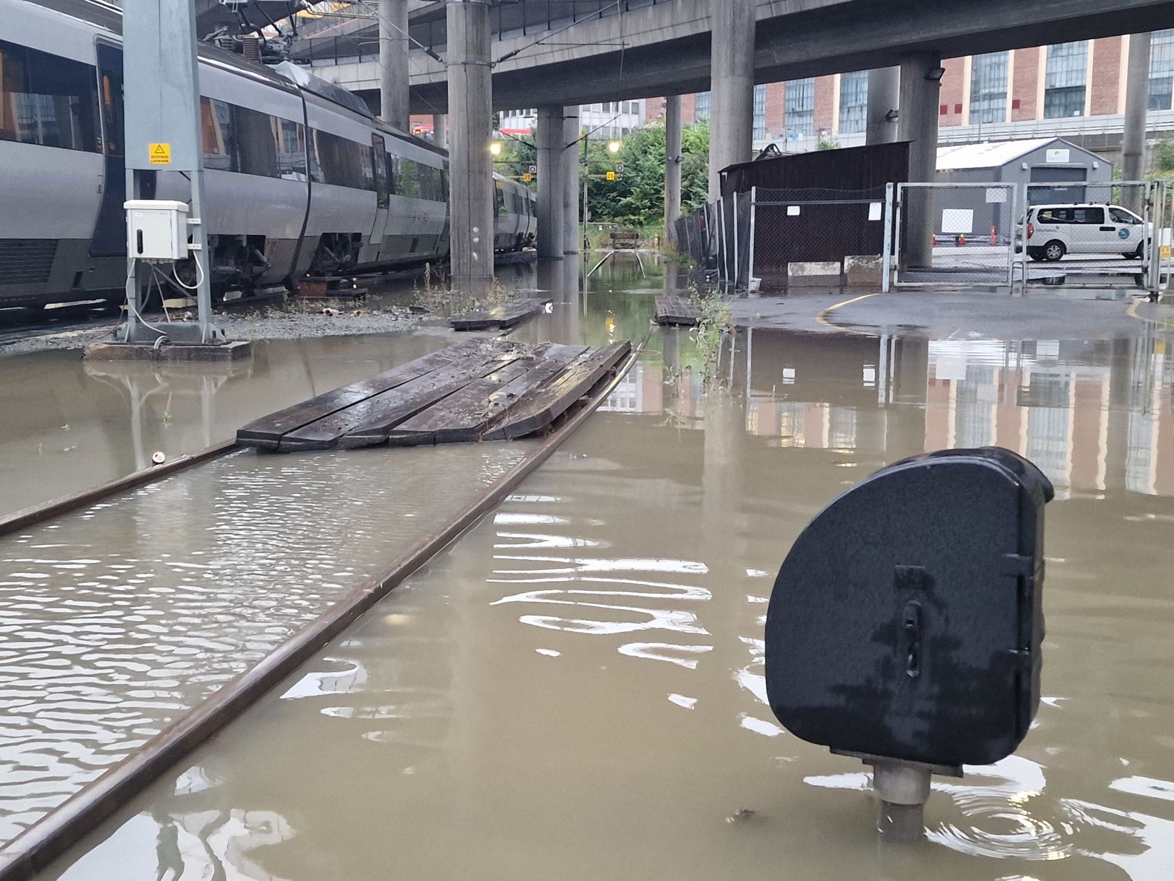 Togskinner ligger under vann i Lodalen togparkeringsanlegg.