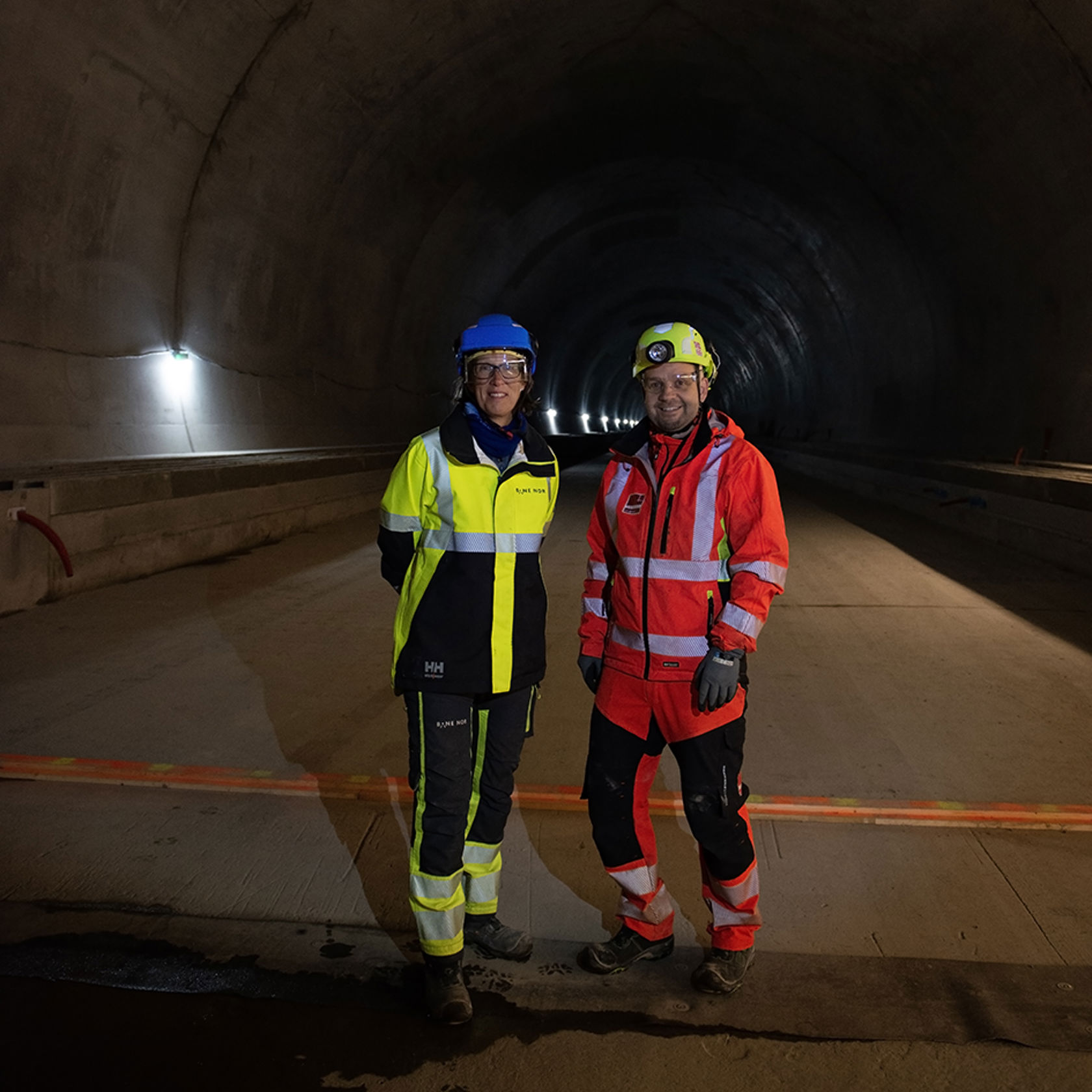 Mann og kvinne i vernetøy