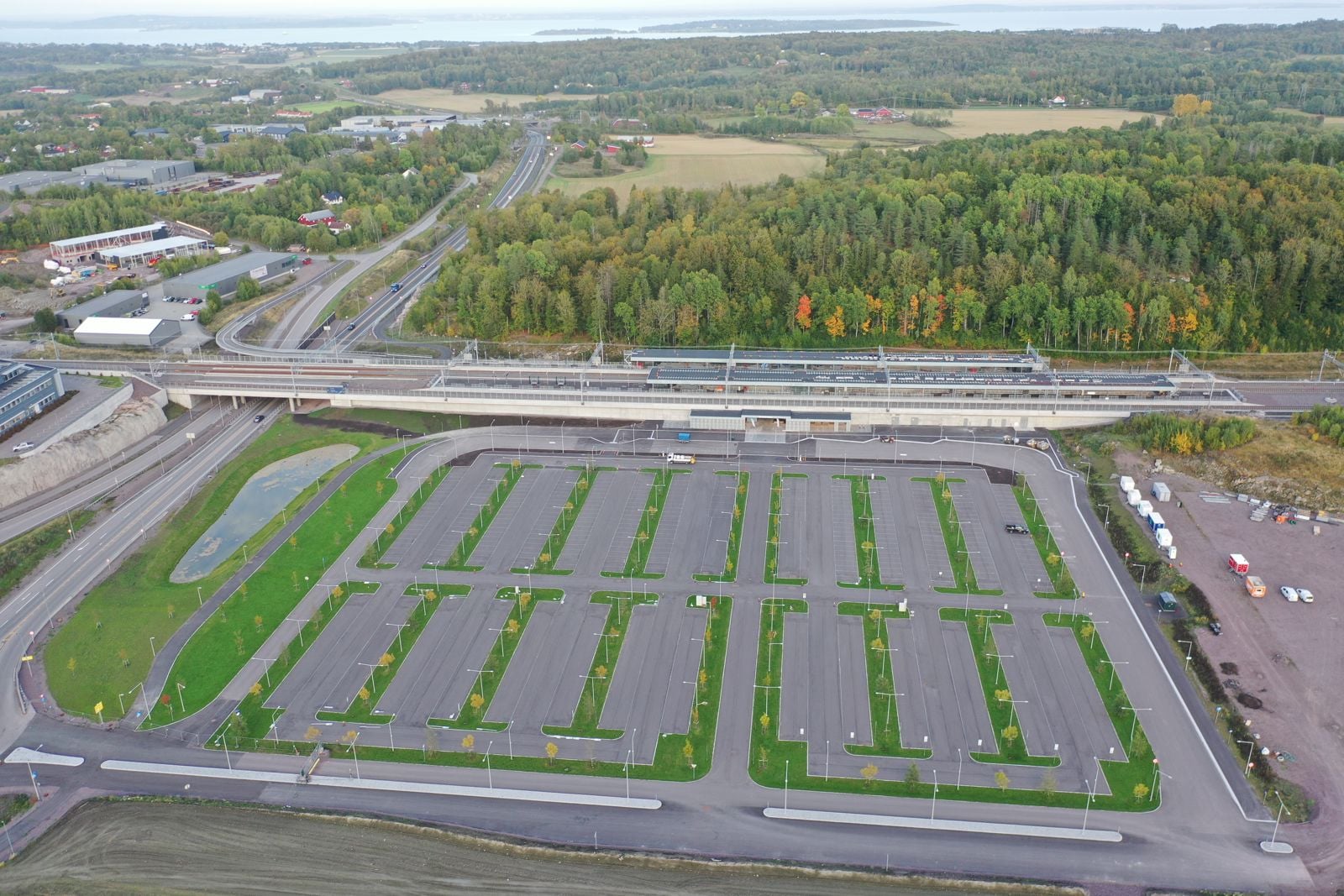 Parkeringsplass og jernbanestasjon