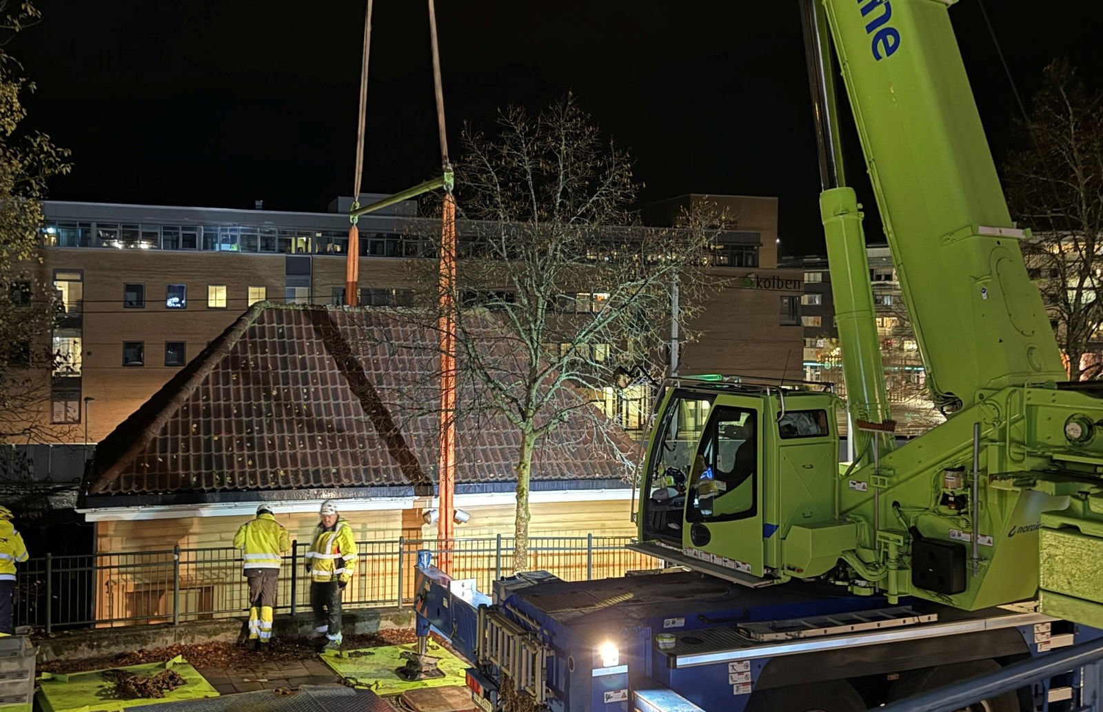 En stor kran gjør klar til løfting av sykkelhotellet.