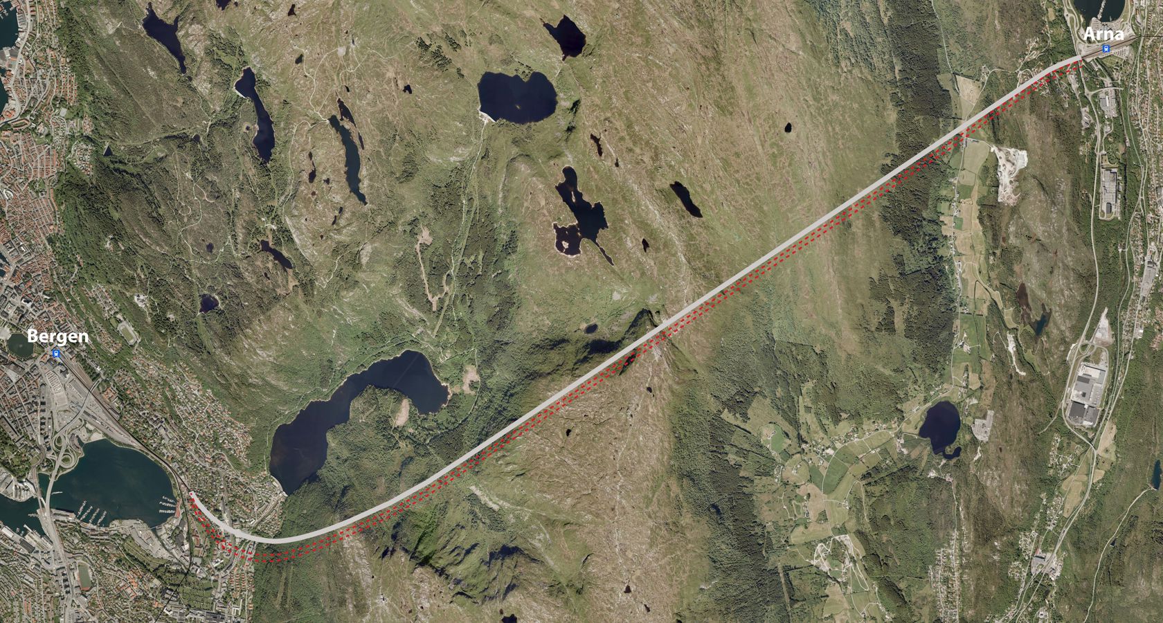 Fotografi sett fra luften av fjellparti med inntegnet tunneltrase 