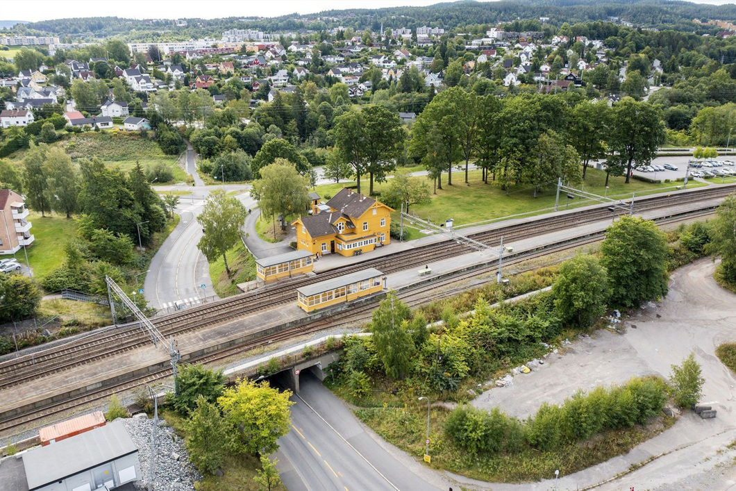 Jernbanen går over Grorudveien ved Grorud stasjon