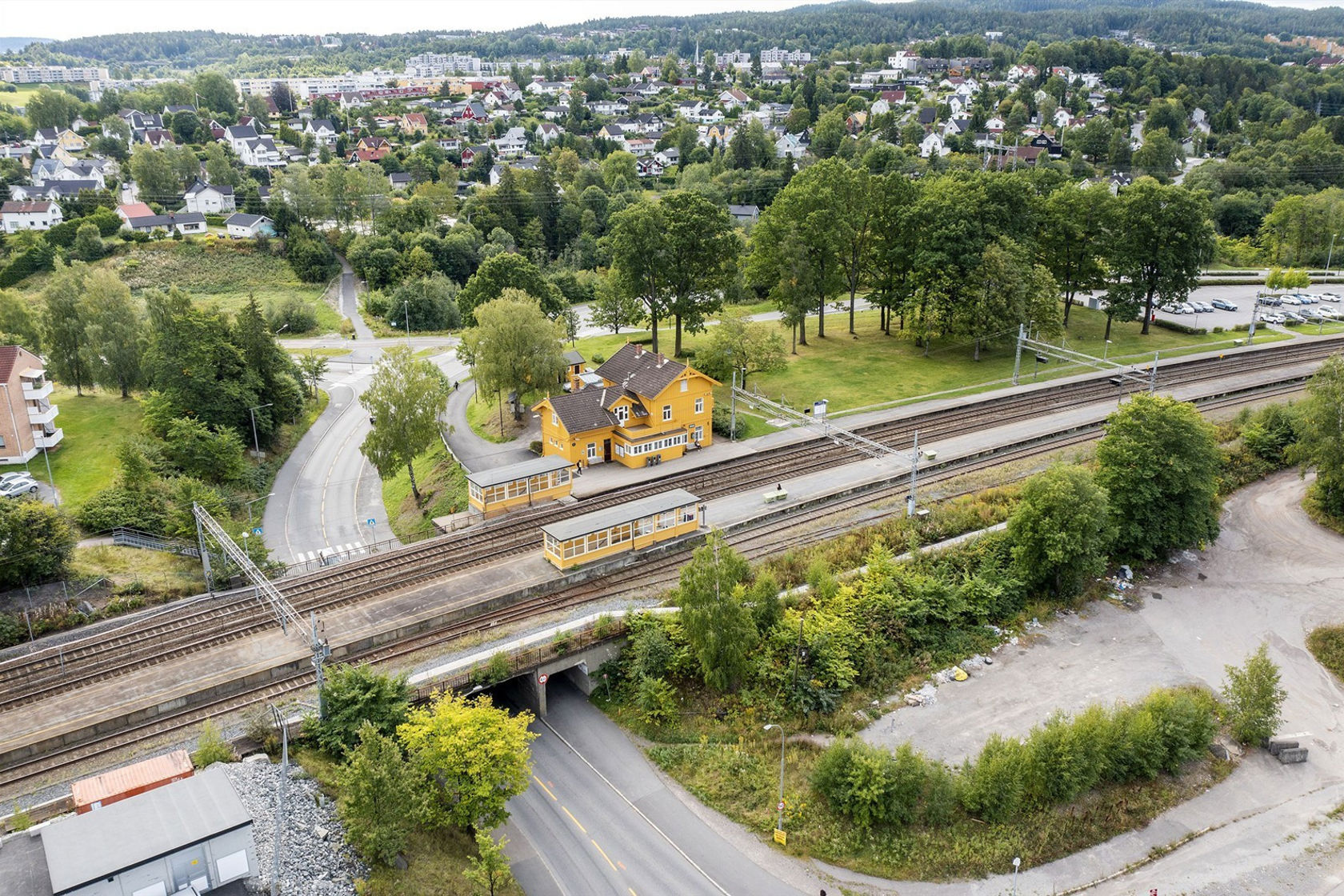 Jernbanen går over Grorudveien ved Grorud stasjon