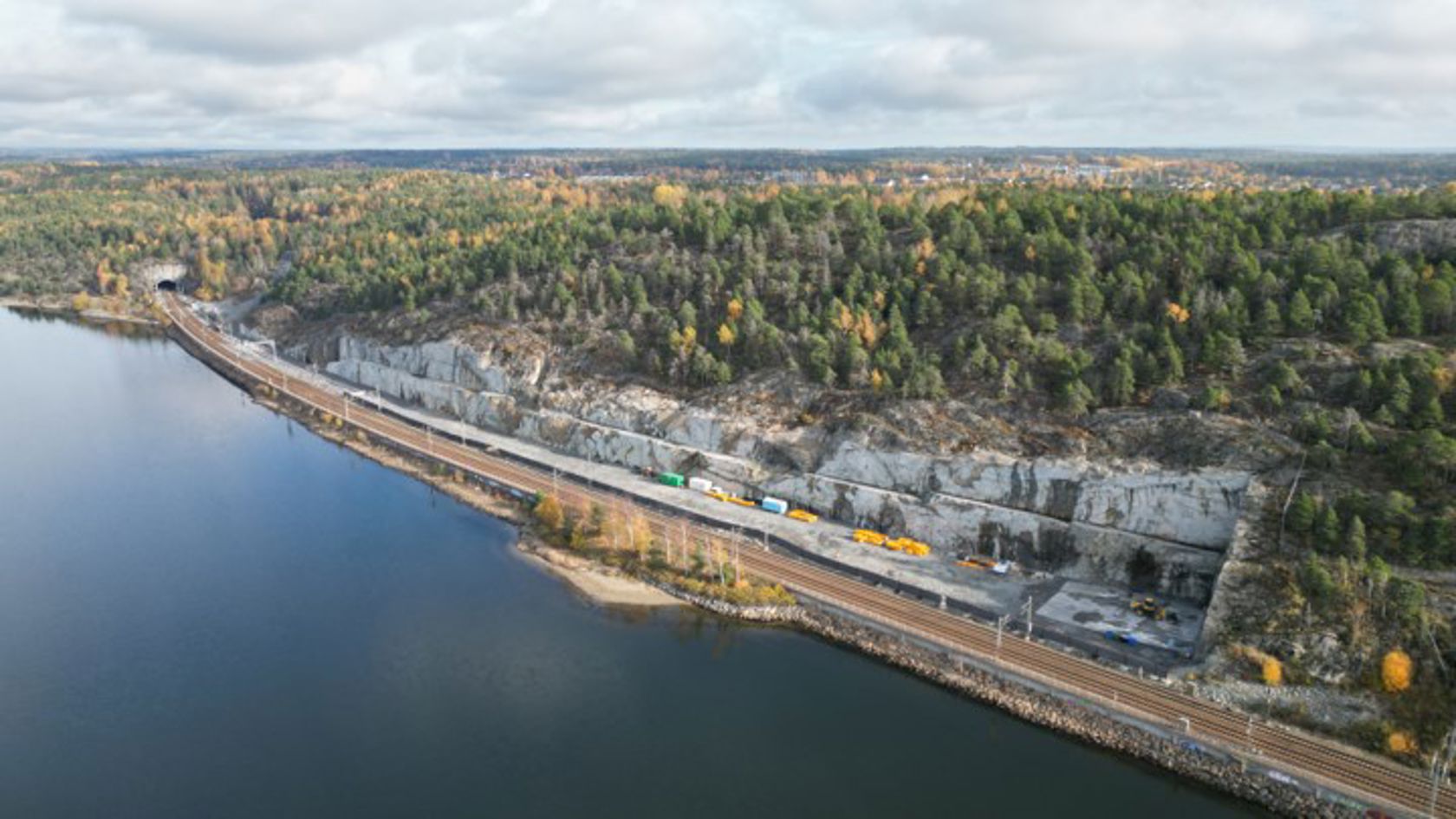 Jernbanetrase mellom to tunneler sett fra lufta