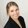 Hodebilde av smilende dame med sorte klær