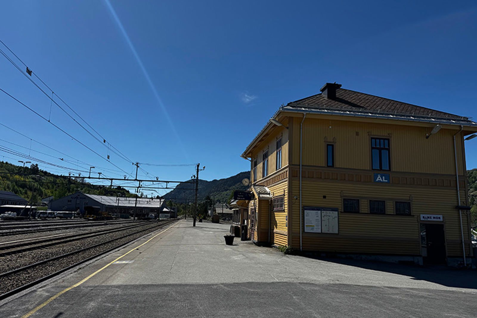 Plattform, spor, kontaktledningsanlegg og stasjonsbygning der arbeidet skal foregå 