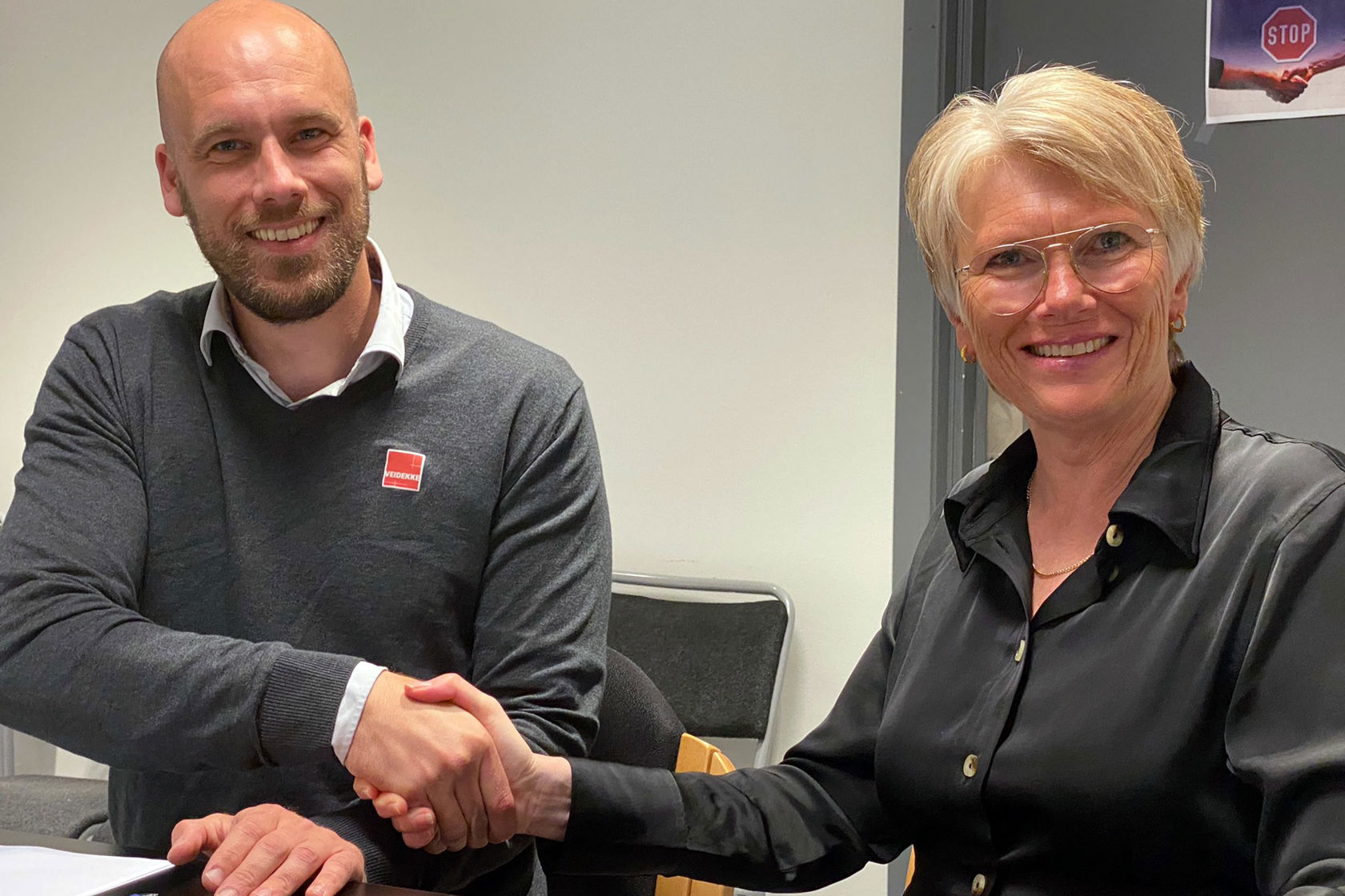 Magnus Sutherland Kristensen og Hanne Stormo utveksler håndtrykk.