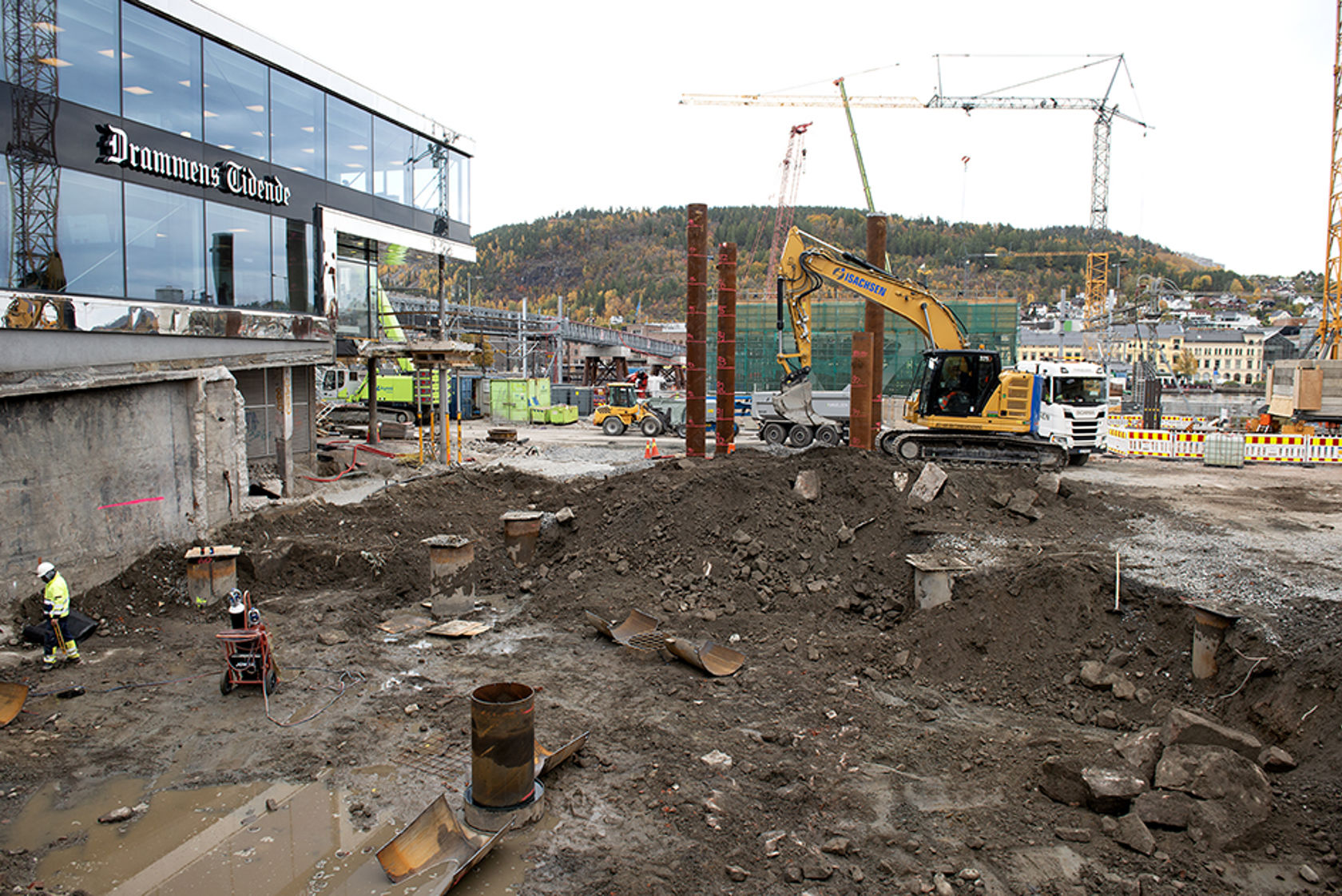 Bilde av anleggsområdet mellom stasjonen og Drammens Tidende.
