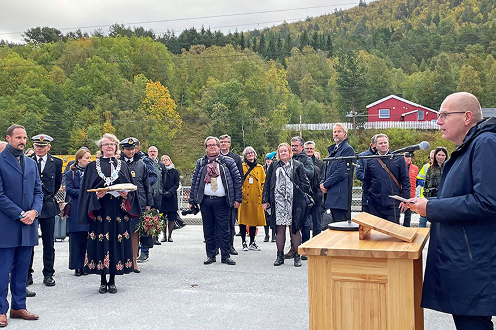 Bilde av konsernsjef Gorm Frimannslund som holder tale på Dombås stasjon.