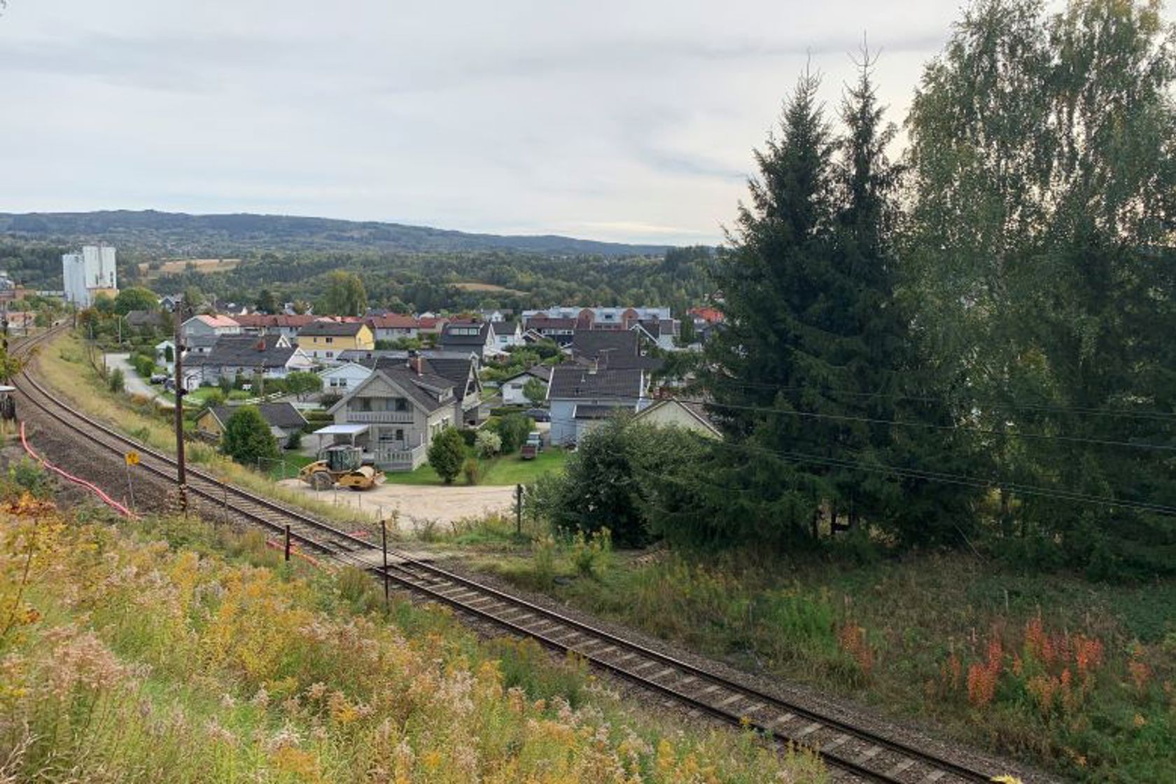 Et oversiktsbilde over et landskap hvor det går en jernbane gjennom. 