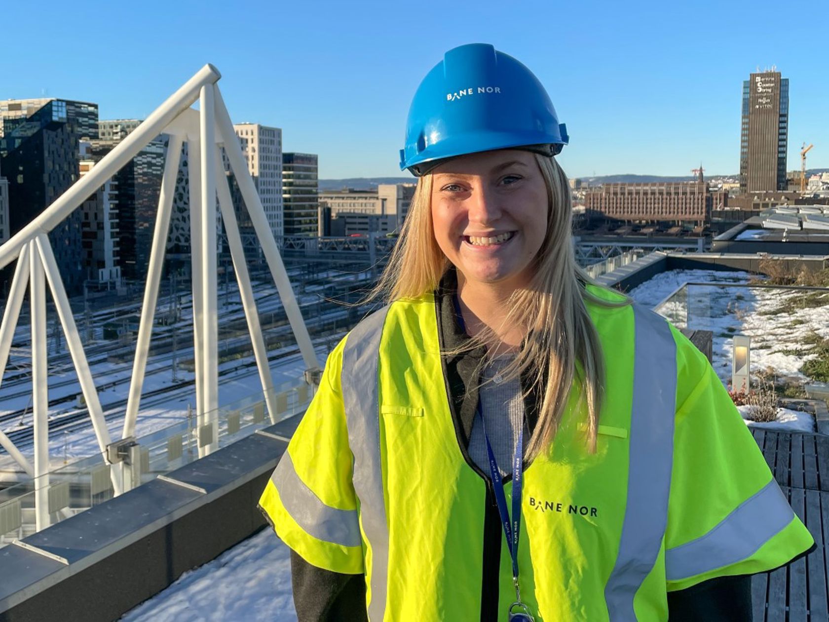 Portrettbilde av Amanda Njøten med Barcode i Oslo i bakgrunnen.