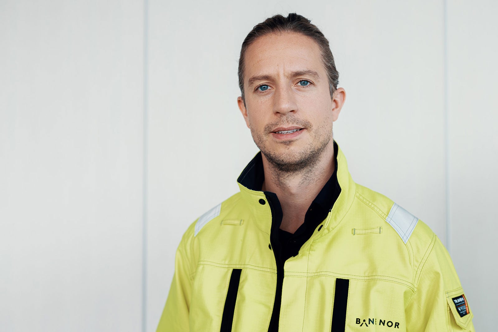Personen er avbildet i gul Bane NOR-jakke.