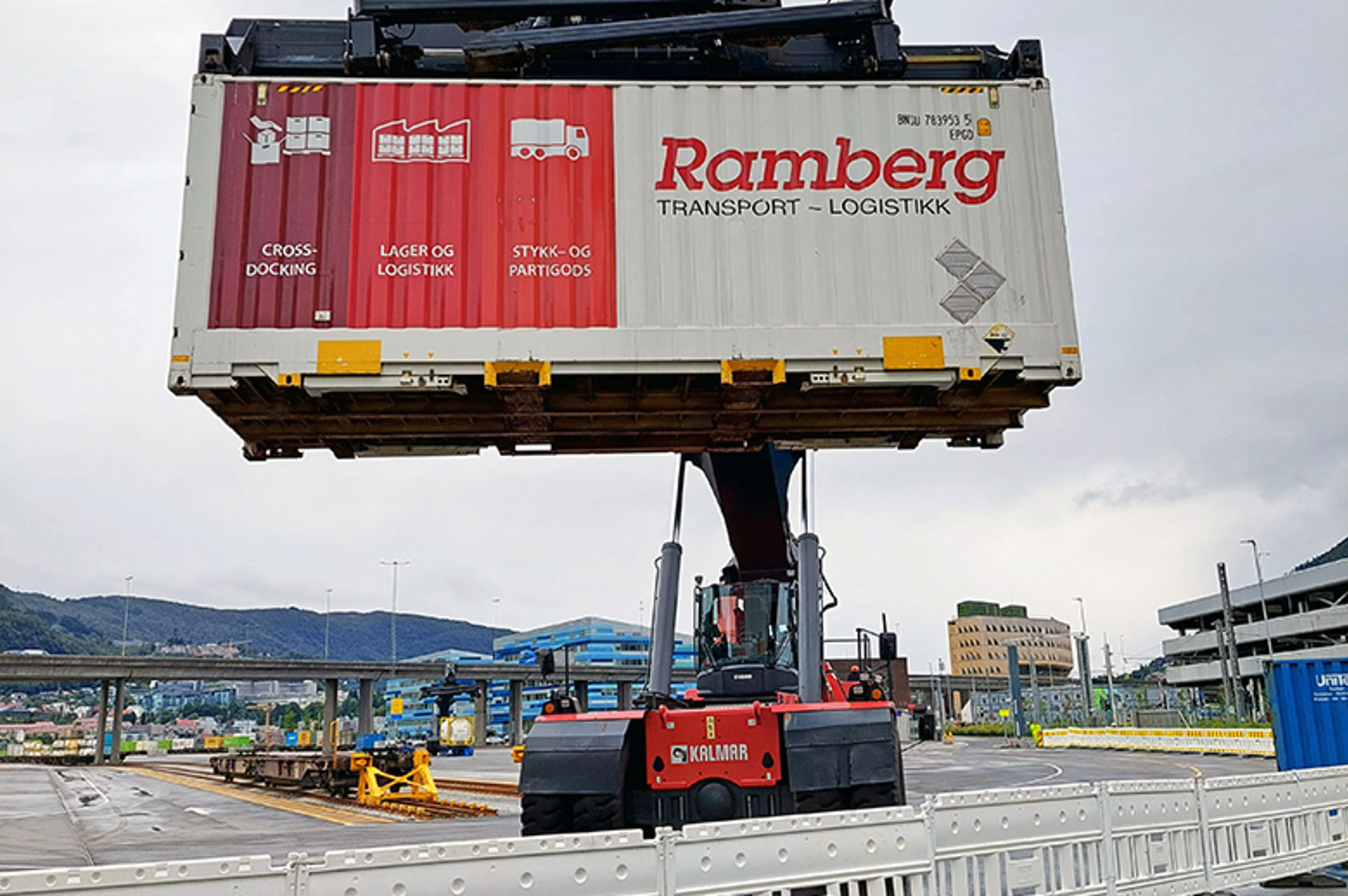 Bilde av kontainer som løftes opp av en kranbil. 