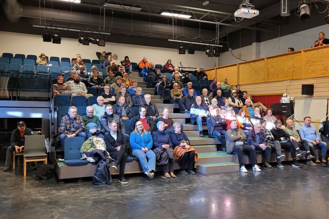 Bildet viser deltakere på informasjonsmøtet i Dans- og teatersalen i Stangehallen da Bane NOR presenterte arbeidene som skal gjennomføres rundt Stange stasjon i perioden mai til november i 2022. 