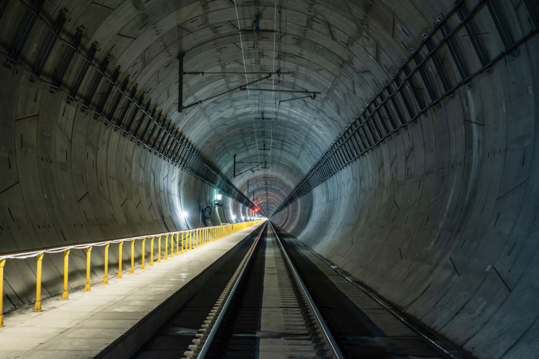 Bilde fra innsiden av en jernbanetunnel.