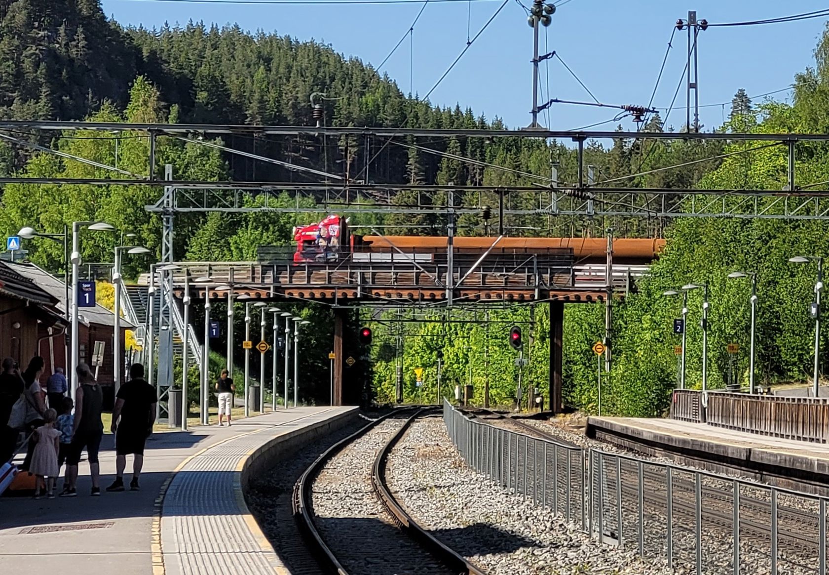 Stålrør fraktes over jernbanebrua på Tangen stasjon
