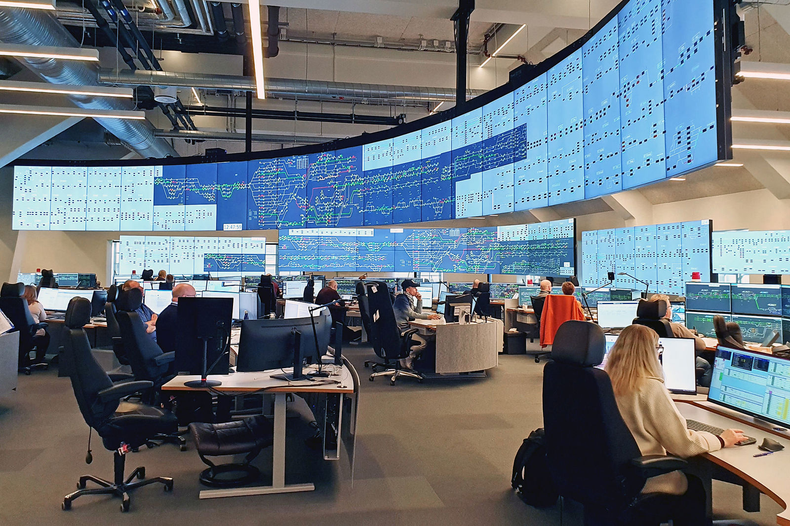 Flere mennesker jobber foran PC-skjermer på Trafikkstyringssentralen.