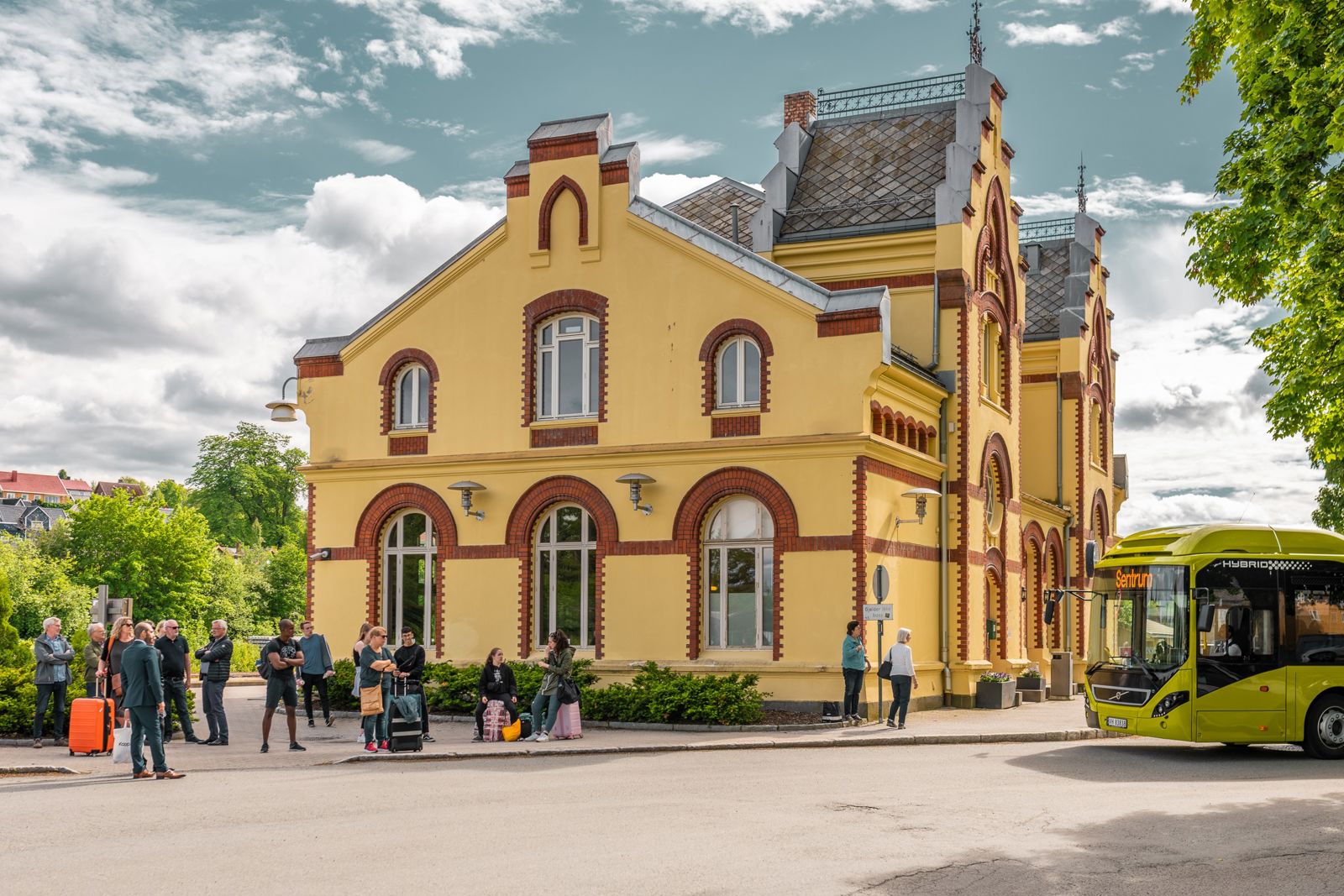 Levanger stasjon er bygget i gotisk/romantisk stil i gult med røde vinduskarmer.