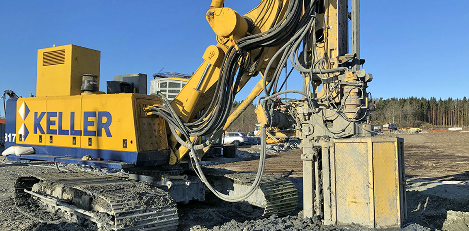 En stor, beltegående anleggsmaskin påmontert utstyr for å blande inn kalk og sement i leirmasser.