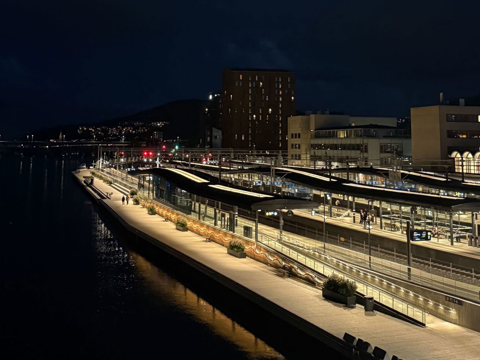 Drammen stasjon i mørket.