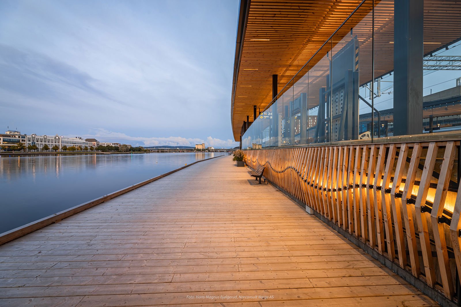Jernbanekaia i skumring