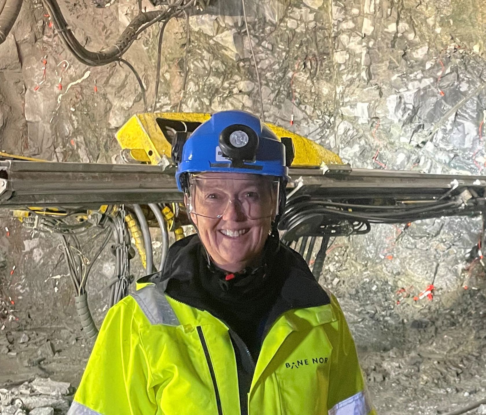 Prosjektsjef Rønnaug-Ingeborg Resset på befaring i tunnelen.