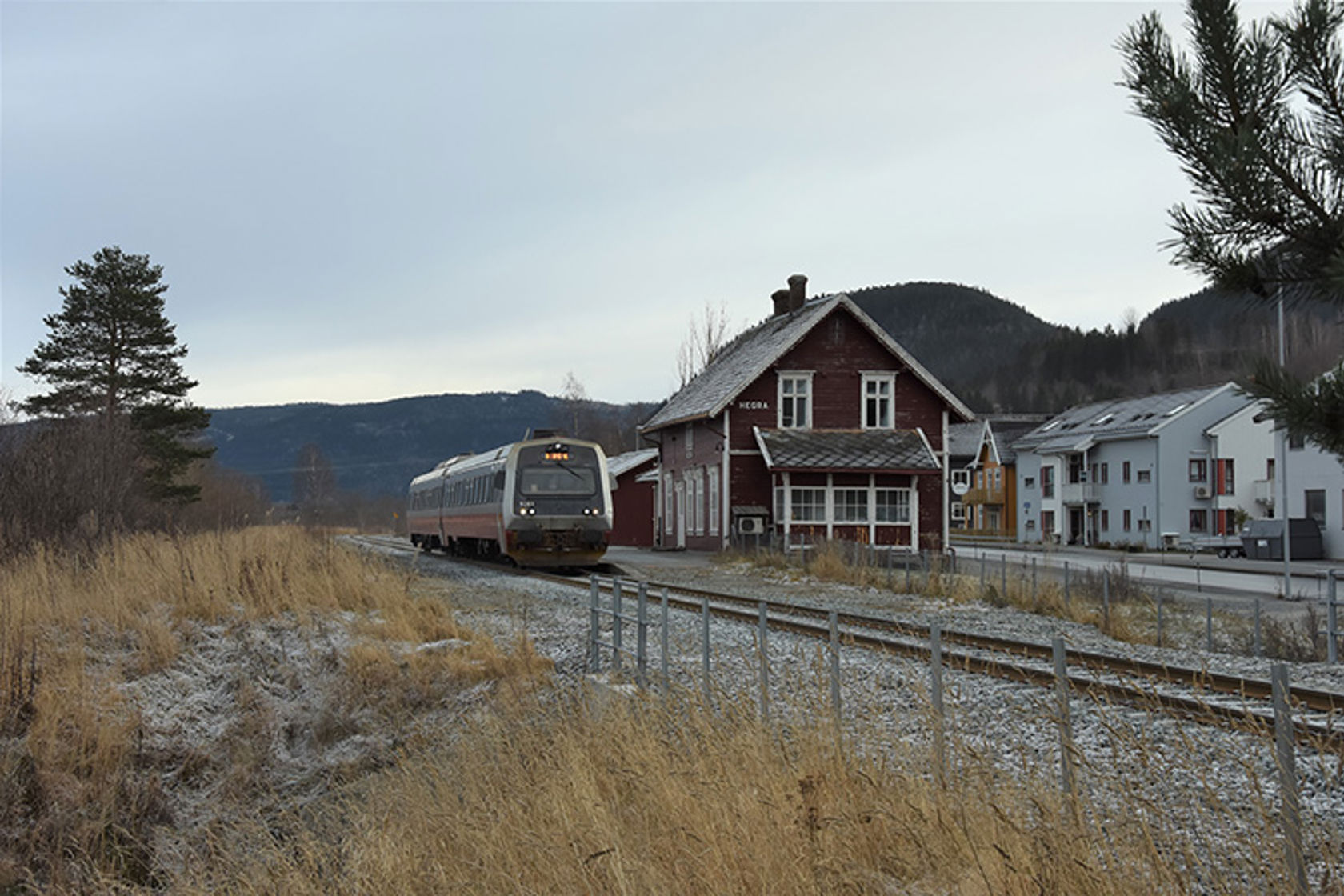 Bilde av tog som kommer til en stasjon.