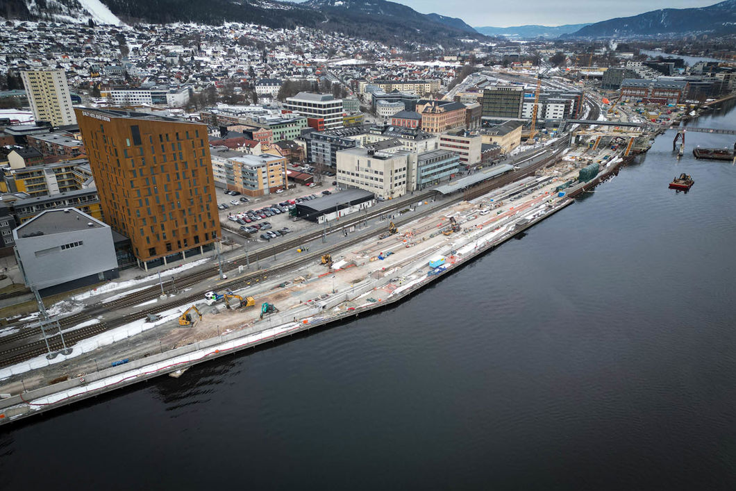 Drammen stasjon ved Drammenselva med Strømsø i bakgrunnen.