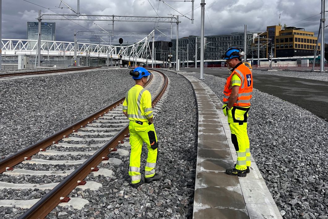 To arbeidere står i sporene på Oslo S. 
