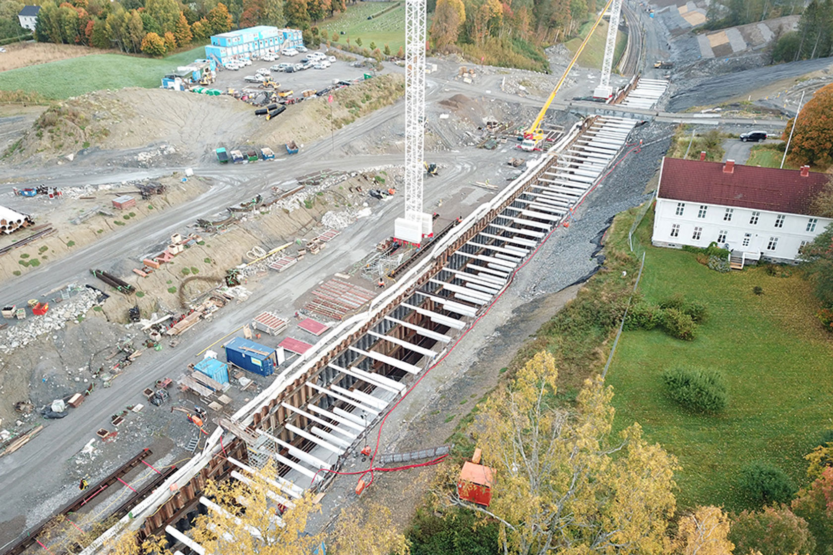 Den dype byggegropa med loddrette spuntvegger og avstivere tett ved prestegårdsbygningen.