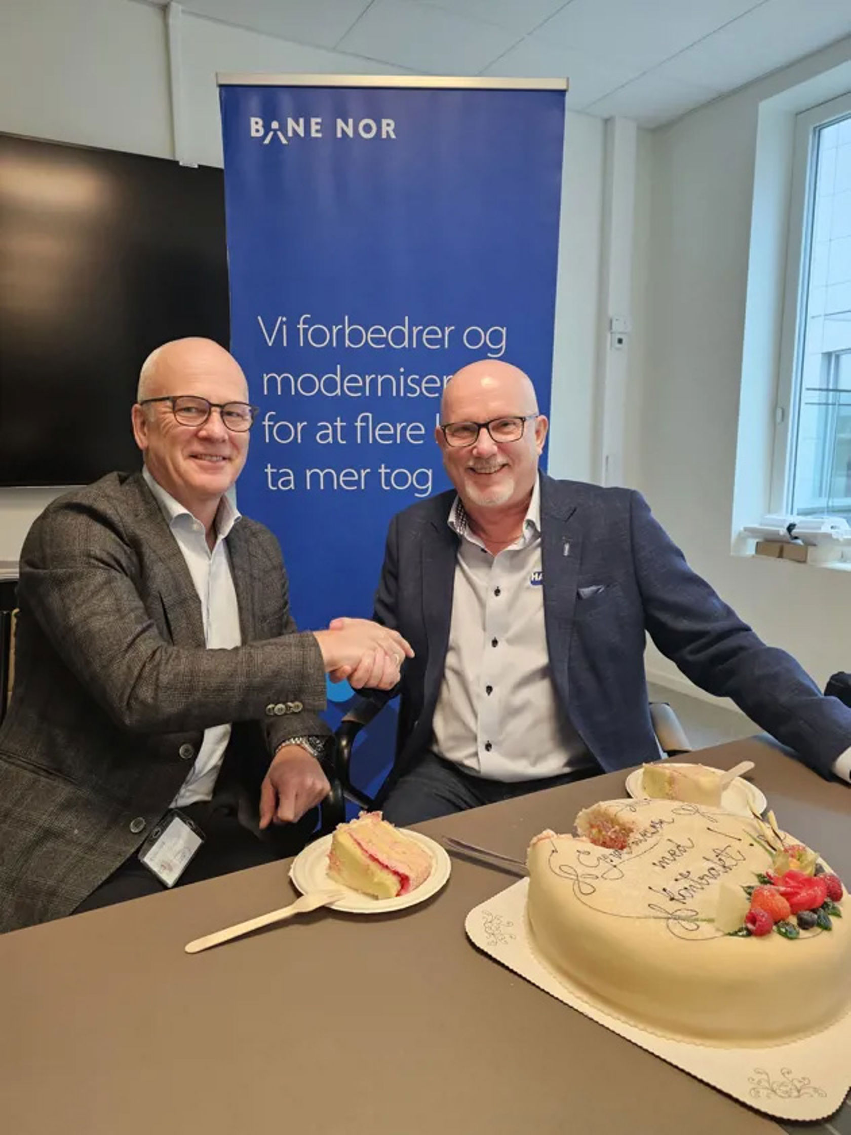 Bane NORs konsernsjef Thor Gjermund Eriksen og Gudmund Roen, daglig leder i Hæhre Entreprenør.
