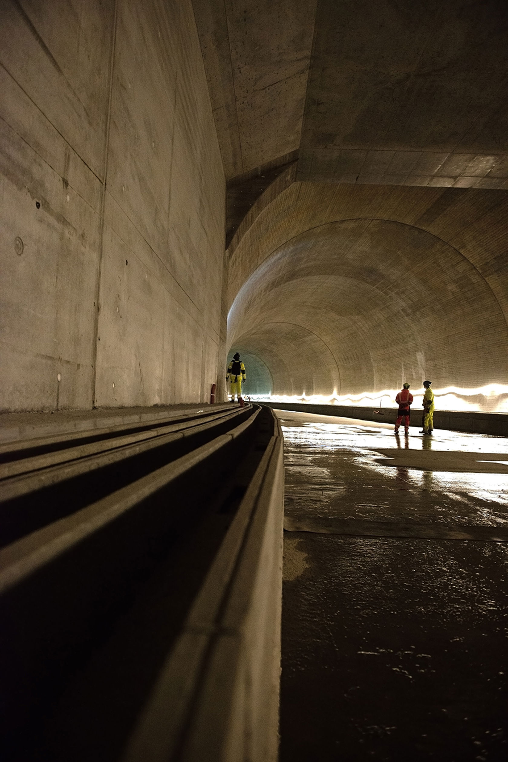 Bilde av mennesker i tunnel