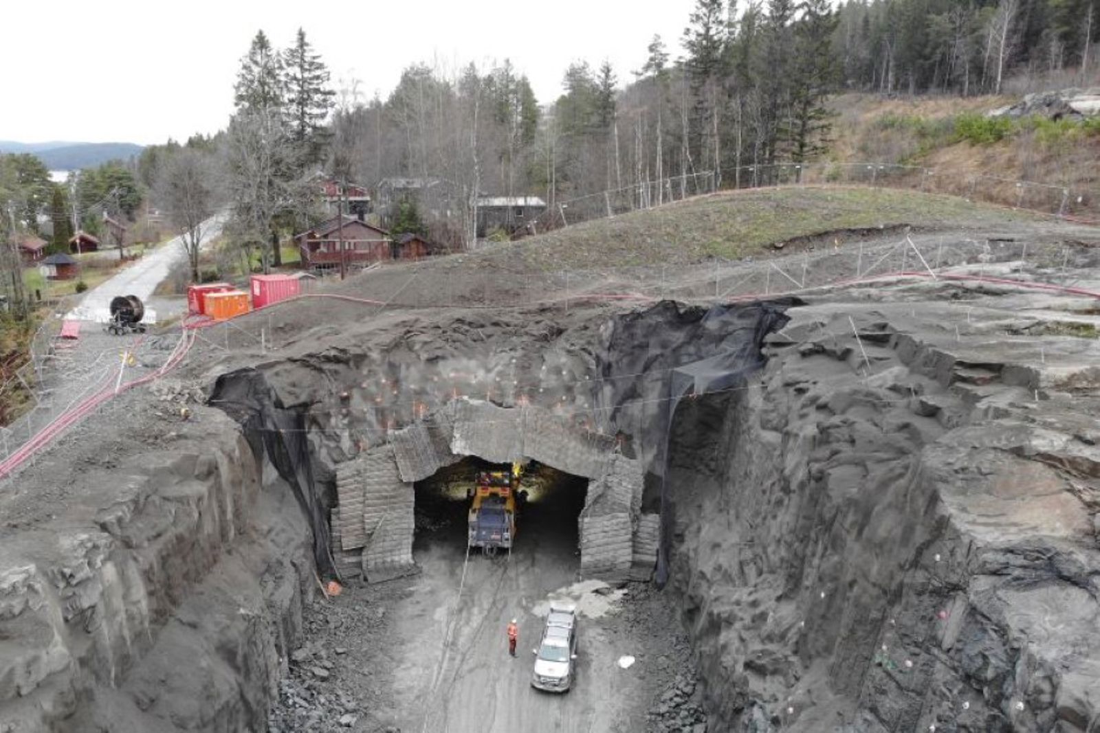 Inngang til tunnel med fjell og nærområde. 