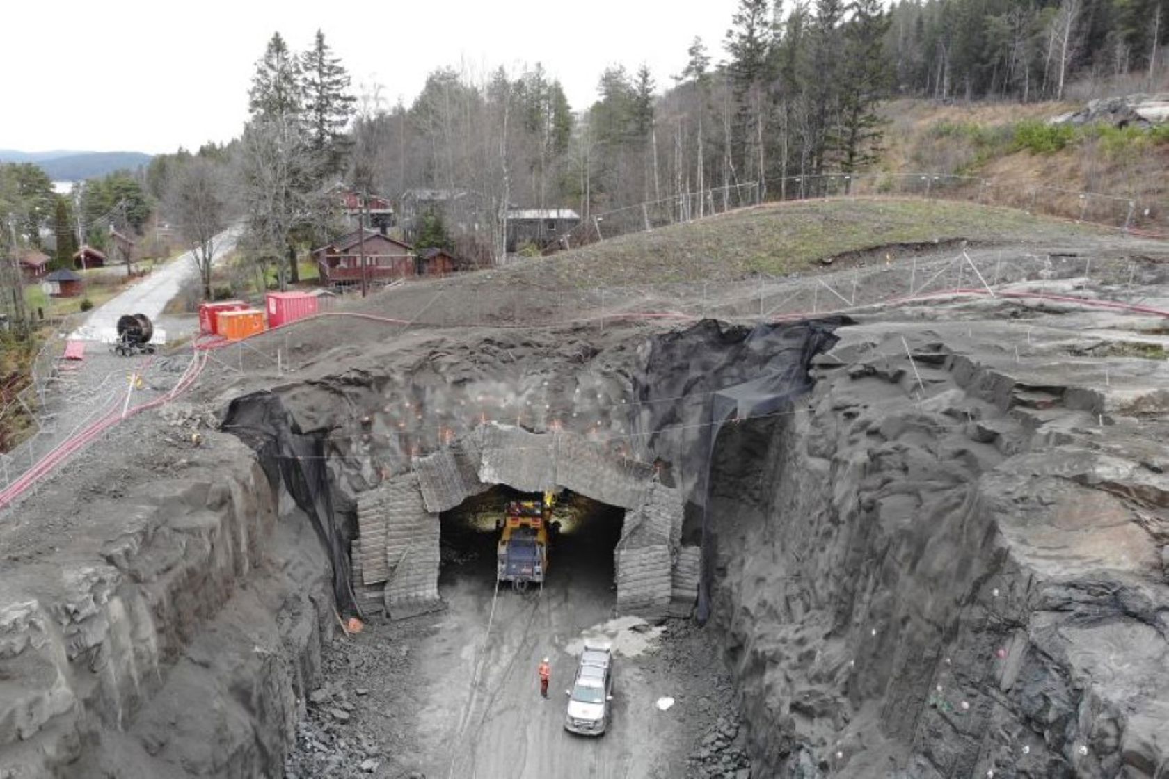 Inngang til tunnel med fjell og nærområde. 