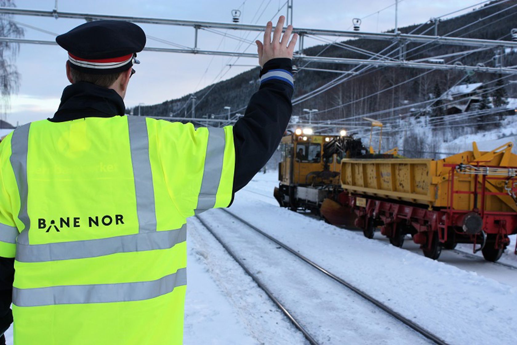 Bilde av ryggen til en togekspeditør.